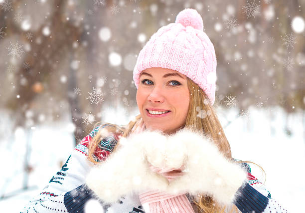 ritratto invernale donna sorridente - snow heat adult blond hair foto e immagini stock