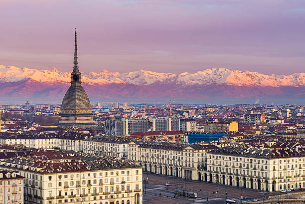 paysage urbain de turin (turin, italie) au lever du soleil - southern europe western europe number of people local landmark photos et images de collection