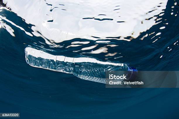 Plastikflasche Schwimmen Im Ozean Stockfoto und mehr Bilder von Plastikmaterial - Plastikmaterial, Meer, Flasche