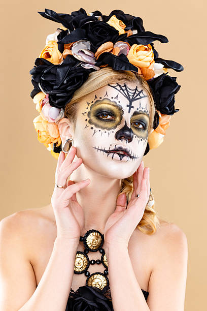 Mujer Con Maquillaje Calavera De Azúcar Foto de stock y más banco de  imágenes de Halloween - Halloween, Maquillaje ceremonial, La Calavera  Catrina - iStock