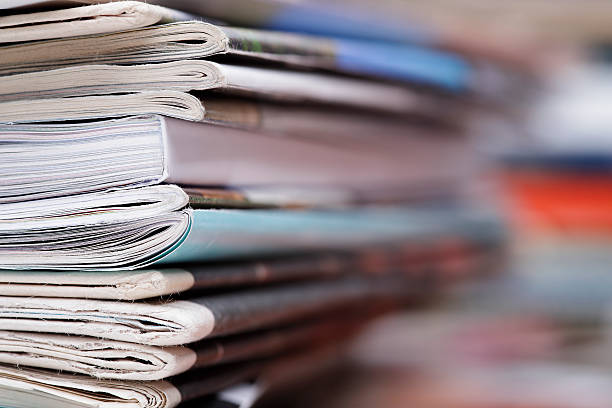 Pile de journaux et de magazines avec espace de copie - Photo