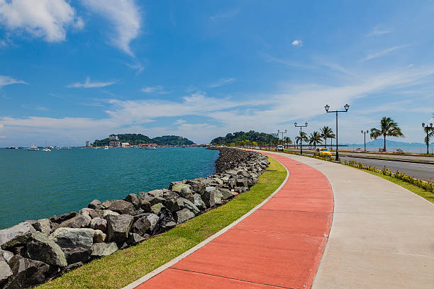 la causeway a panama city. - causeway foto e immagini stock