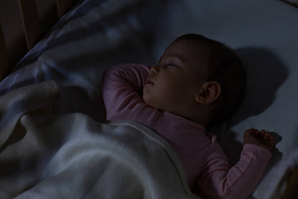 bambino che dorme sul letto - baby sleeping bedding teddy bear foto e immagini stock
