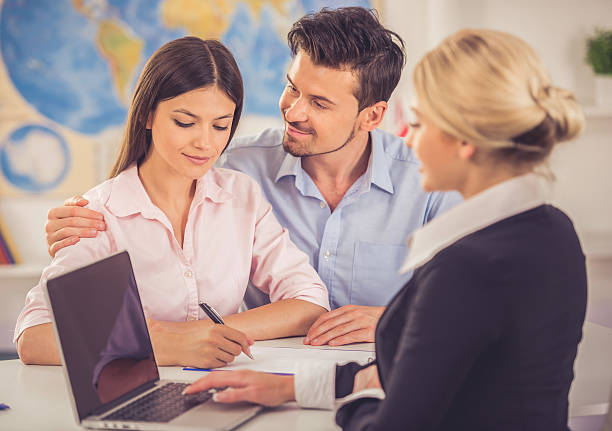 istock Visiting travel agency 636430188