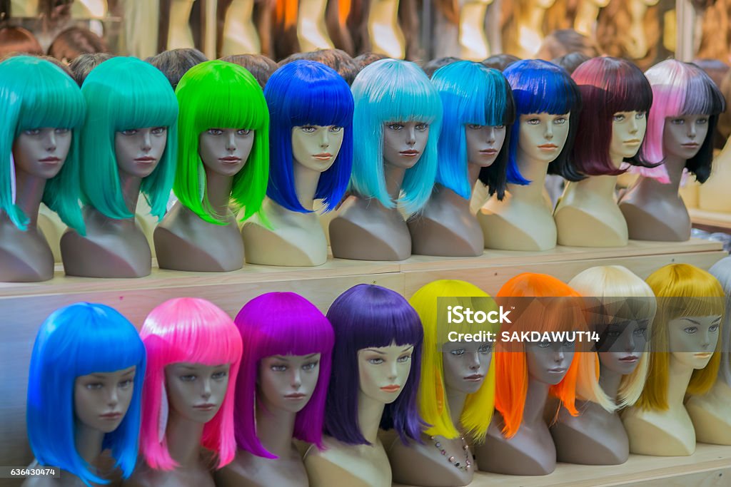 Parrucche Colorate In Una Vetrina A Chinatown A Bankok - Fotografie stock e  altre immagini di Arancione - iStock