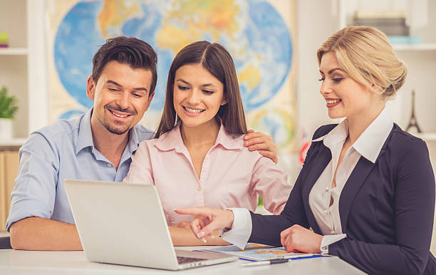 istock Visiting travel agency 636430508
