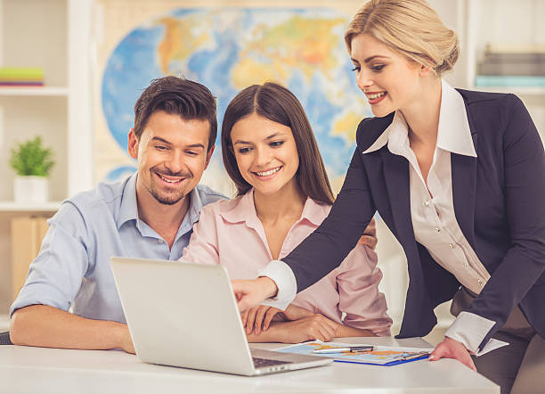 istock Visiting travel agency 636430538