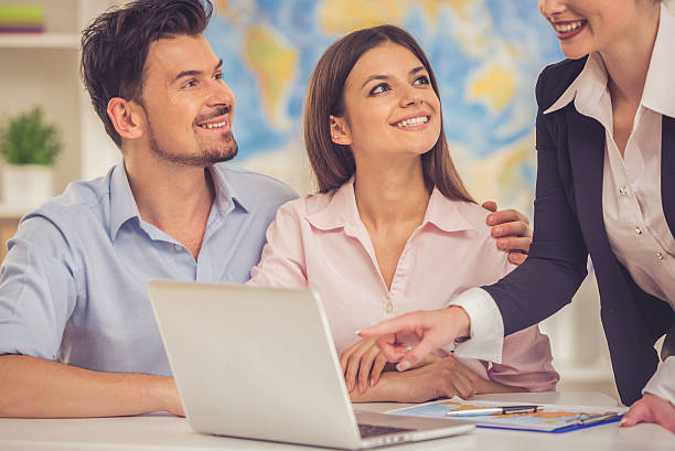 istock Visiting travel agency 636430566
