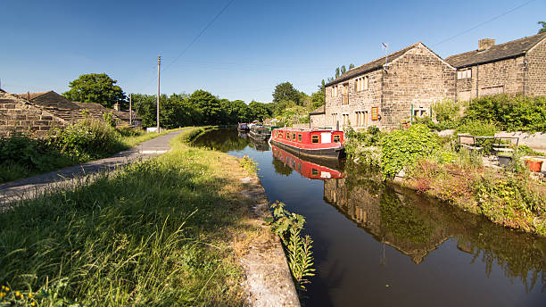 leeds and liverpool canal at apperley bridge - aredale stock-fotos und bilder