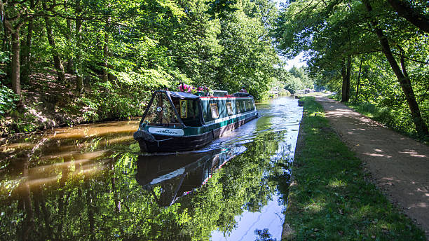 schmalboot auf dem leeds and liverpool canal - aredale stock-fotos und bilder