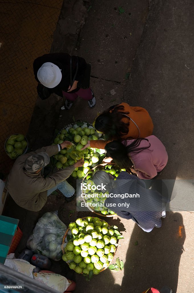 ダラット市場でダラットの都市 ラムドン 州ベトナム イチゴのストックフォトや画像を多数ご用意 イチゴ, インドシナ半島, ガゼボ