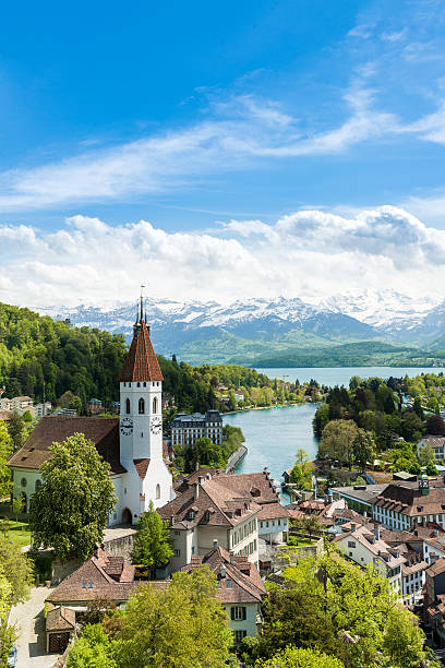 città storica di thun nel cantone di berna in svizzera. - lake thun swiss culture switzerland berne foto e immagini stock
