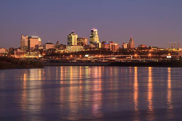 twilight skyline of kansas city - kansas kansas city missouri city skyline imagens e fotografias de stock