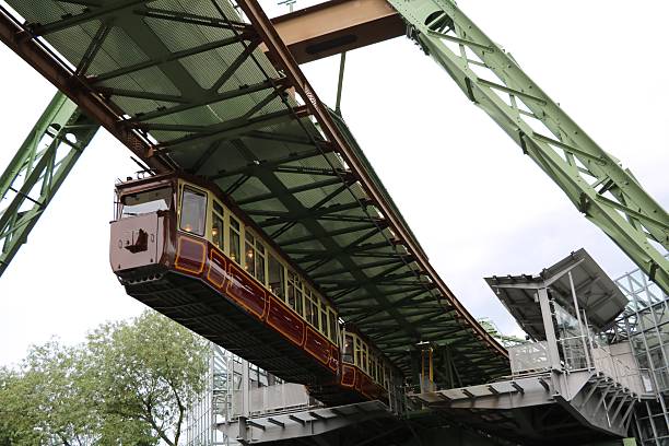 circuito di rotazione della ferrovia a sospensione a wuppertal, germania - stütze foto e immagini stock