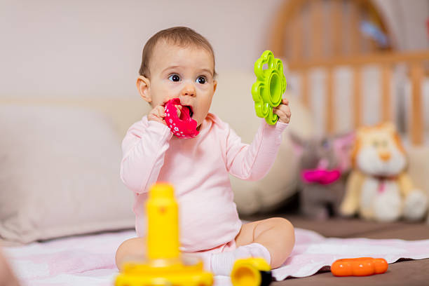 bambina che si diverte a casa - bed cheerful enjoyment excitement foto e immagini stock