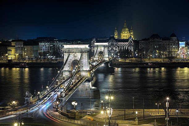 vue nocturne du pont de la chaîne et de la basilique saint-étienne - budapest chain bridge night hungary photos et images de collection