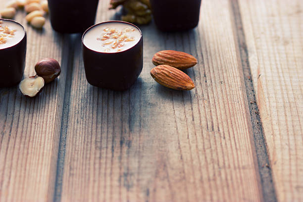 caramelle al cioccolato sul tavolo - healthy eating eating food and drink beer nuts foto e immagini stock