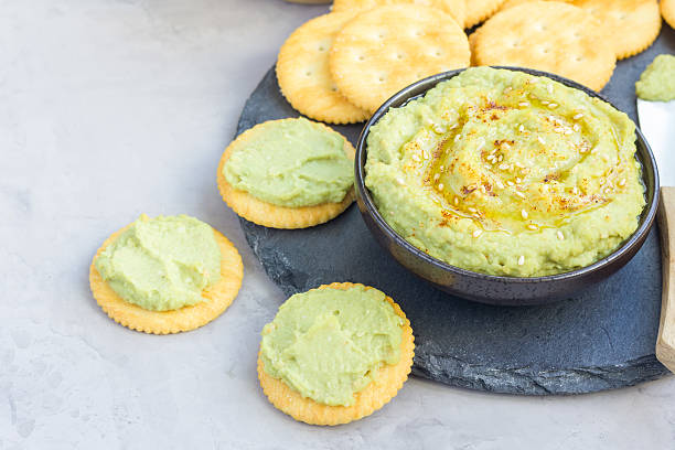 zdrowy hummus z awokado, podawany z krakersami, poziomy, przestrzeń do kopiowania - avocado lemon snack cracker zdjęcia i obrazy z banku zdjęć