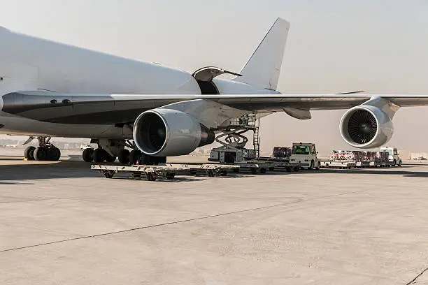 Loading cargo into a Boeing 747