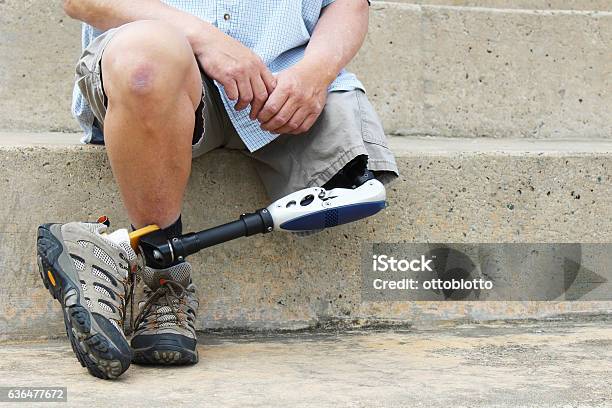 Amputierter Mann Sitzt Mit Gekreuzten Beinen Stockfoto und mehr Bilder von Veteran - Veteran, Amputiert, Prothese