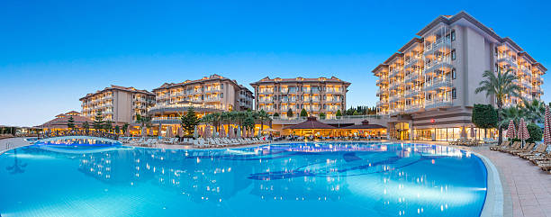 piscina del hotel resort - lugar turístico fotografías e imágenes de stock