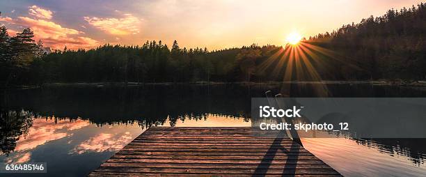 Foto de Sonnenuntergangspanorama e mais fotos de stock de Lago - Lago, Cena de tranquilidade, Molhe