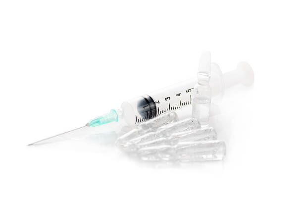 strzykawka medyczna i fiolka wyizolowana na białym tle - syringe injecting surgical needle medical injection zdjęcia i obrazy z banku zdjęć