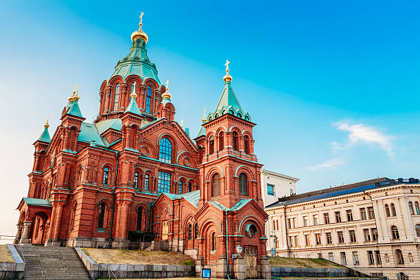 helsinki finnland. uspenski orthodox cathedral upon hillside, kirche - cathedral russian orthodox clear sky tourism stock-fotos und bilder