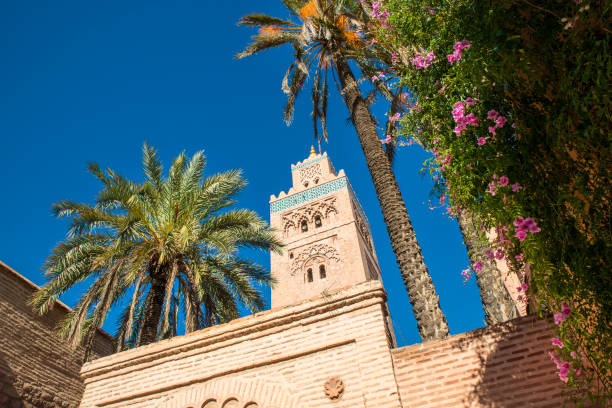 meczet koutoubia w centrum marrakeszu, maroko - minaret zdjęcia i obrazy z banku zdjęć