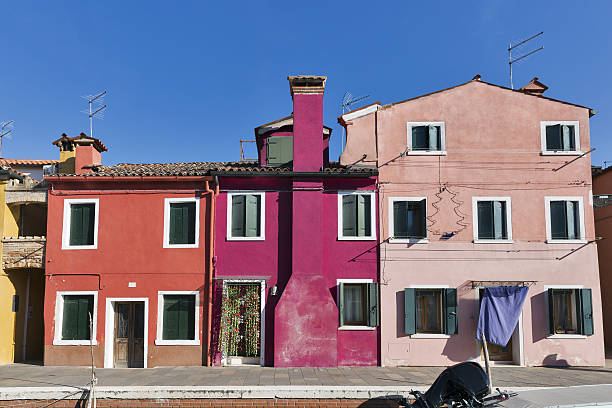 casas pintadas de colores en burano, italia. - chimney lagoon island canal fotografías e imágenes de stock