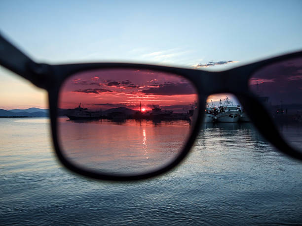 blick bei sonnenuntergang durch gläser - polarizer stock-fotos und bilder