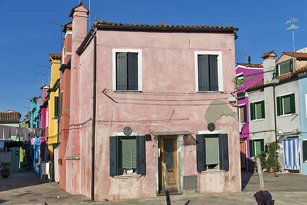 casas pintadas de colores en burano, italia. - chimney lagoon island canal fotografías e imágenes de stock