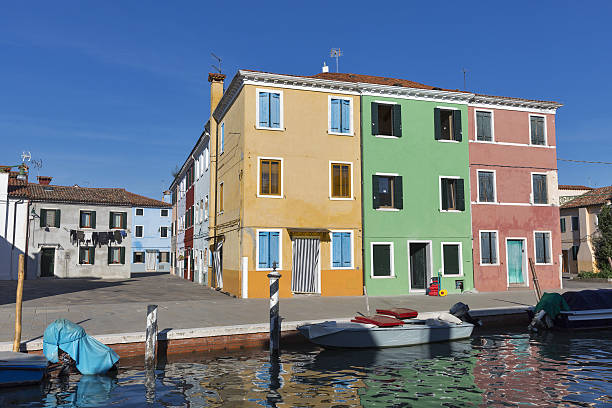 kolorowo malowane domy na burano, włochy. - chimney lagoon island canal zdjęcia i obrazy z banku zdjęć