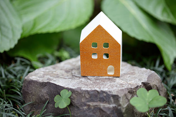 миниатюрная модель дома на камне - building exterior outdoors still life roof стоковые фото и изображения