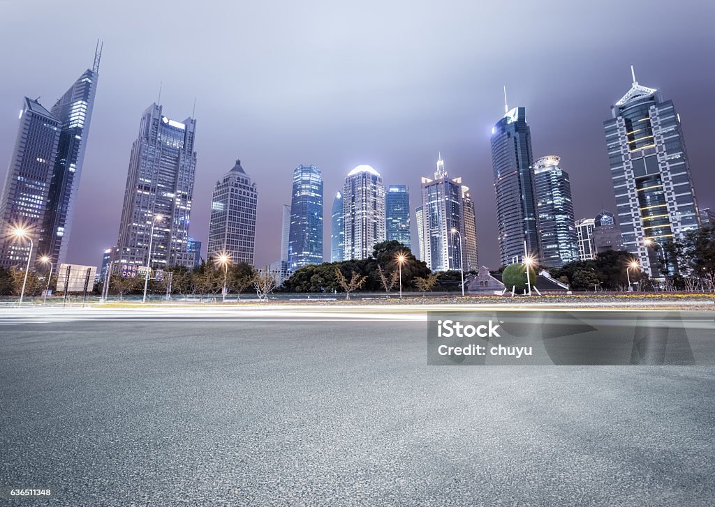 avenue de la ville avec des bâtiments modernes la nuit - Photo de Rue principale libre de droits