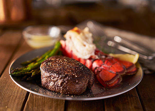 filet mignon steak with lobster tail surf and turf meal - bord serviesgoed fotos stockfoto's en -beelden