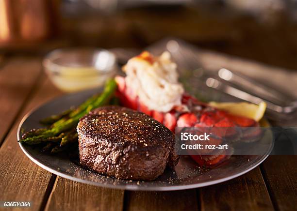 Foto de Bife De Filé Mignon Com Cauda De Lagosta De Surf E Turf Refeição e mais fotos de stock de Bife