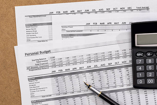 budget personale con penna e calcolatrice. concetto di finanza. - stock market data finance chart home finances foto e immagini stock