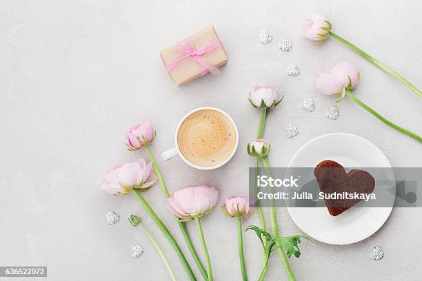 Valentinsfrühstück Mit Kaffee Geschenk Blumen Kuchenherz Flach Liegen Stockfoto und mehr Bilder von Blume