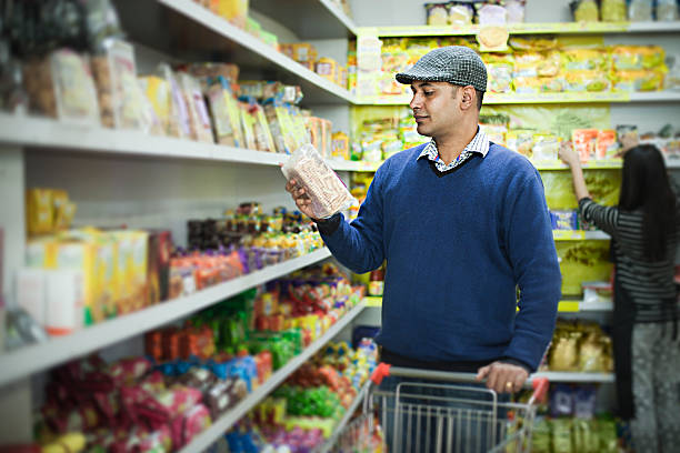 jeune homme asiatique faisant ses courses au supermarché. - pull cart photos et images de collection