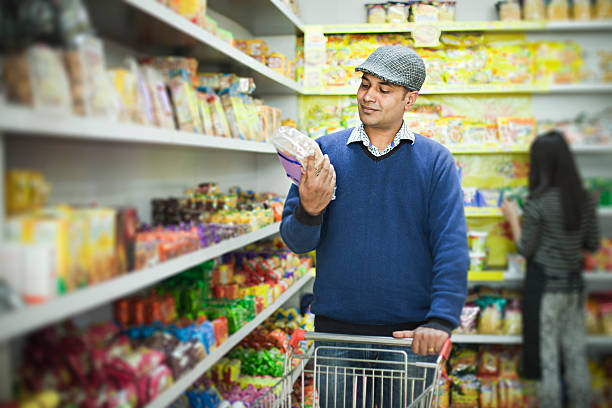 jeune homme asiatique faisant ses courses au supermarché. - pull cart photos et images de collection