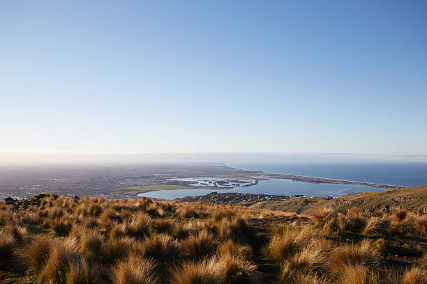 vue de christchurch parmi hill pâturage au coucher de soleil - christchurch photos et images de collection