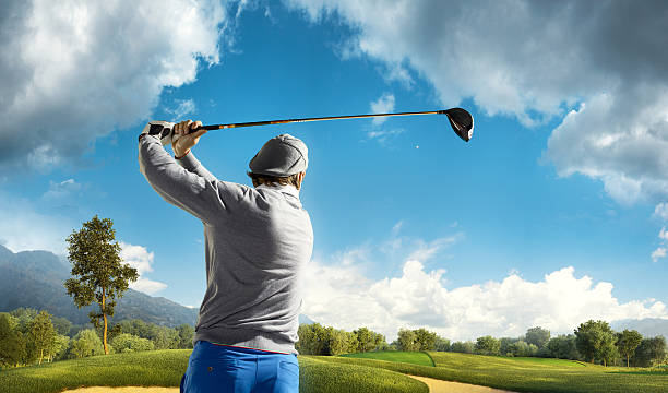 гольф: человек, играющий в гольф на поле для гольфа - golf swing golf teeing off men стоковые фото и изображения