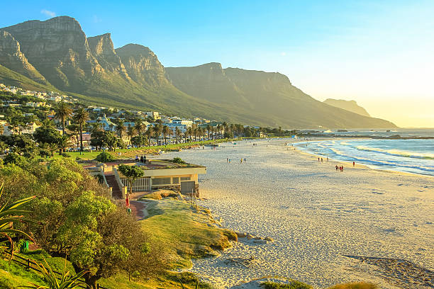 camps bay al tramonto - south africa africa south african culture african culture foto e immagini stock