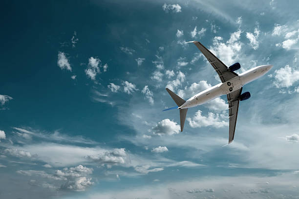 en avión volando en el cielo con nubes - air vehicle fotografías e imágenes de stock