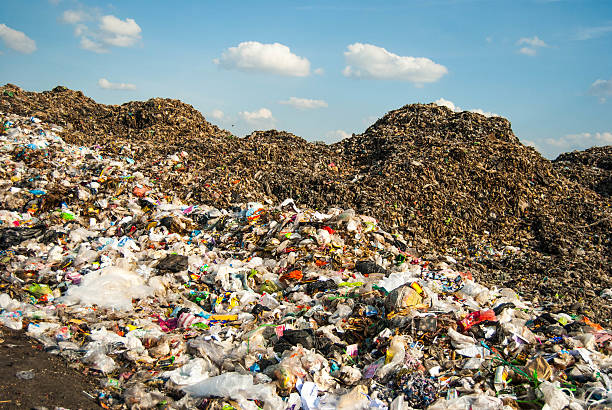 montañas de basura - recycling paper garbage landfill fotografías e imágenes de stock
