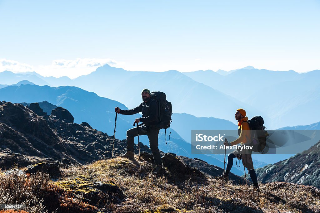 Silhouetten von zwei Wanderern vor Morning Mountains View - Lizenzfrei Wandern Stock-Foto