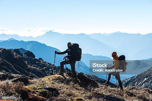 Silhouetten Von Zwei Wanderern Vor Morning Mountains View Stockfoto und mehr Bilder von Wandern