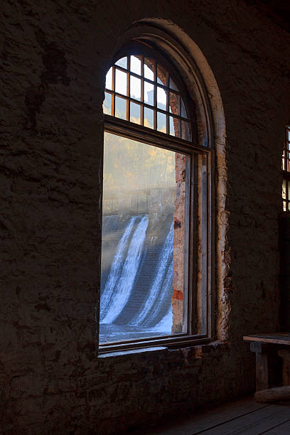 окно. посмотрите на старую плотину - flowing river water dam стоковые фото и изображения