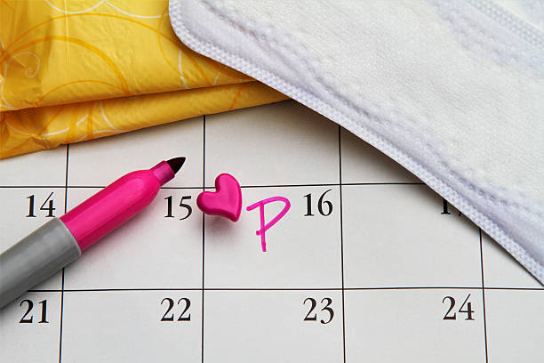 концепция менструации: календарь с предметами личной гигиены женщин - letter p фотографии стоковые фото и изображения